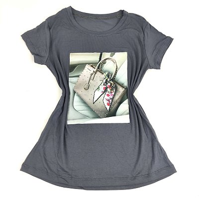 Camiseta Feminina T-Shirt Cinza Escuro com Strass Estampa Bolsa Bege Lenço