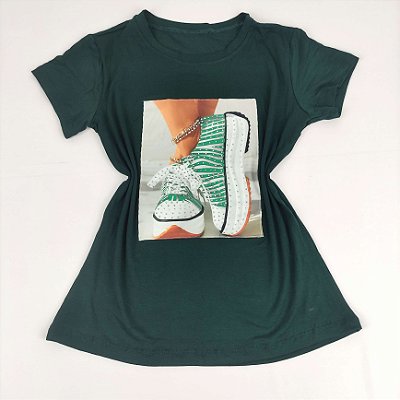 Camiseta Feminina T-Shirt Verde Escuro com Strass Estampa Tênis Zebra em Verde