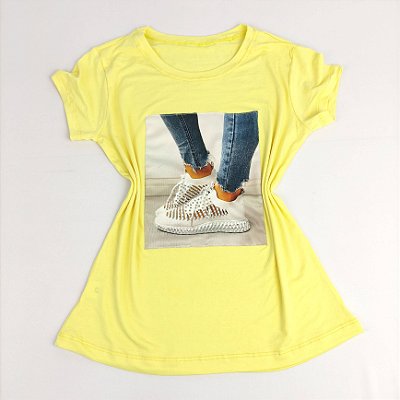 Camiseta Feminina T-Shirt Amarelo Bebê com Strass Estampa Tênis Branco