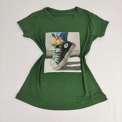 Camiseta Feminina T-Shirt Verde Militar com Strass Estampa Tênis Verde Militar