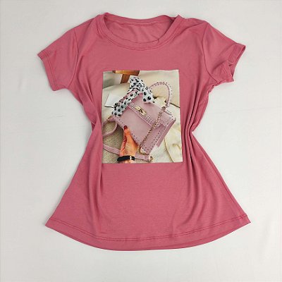 Camiseta Feminina T-Shirt Rosa Escuro com Strass Estampa Bolsa Rosa Lenço Poá