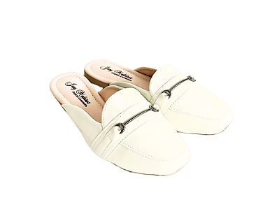 Mule Off White Bico Quadrado com Fivela Prata