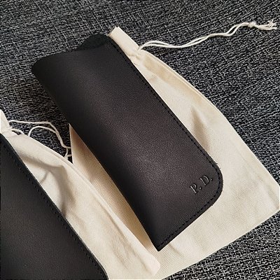 Case para Óculos em Couro Legítimo Personalizada com Iniciais + Saquinho de Algodão