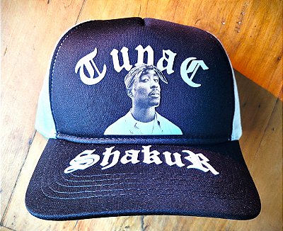 Boné Tupac em Relevo branco e preto