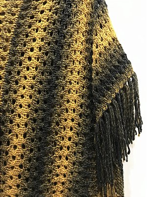 Poncho de tricô assimétrico com franjas