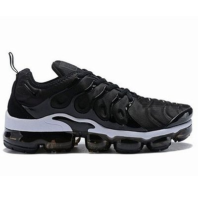 tenis vapormax plus preto e dourado