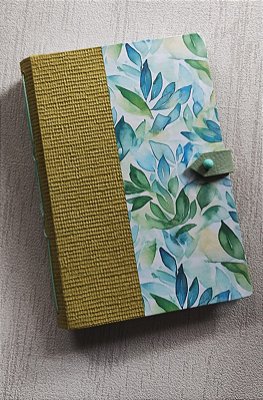 Encadernação com lombada arredondada e costura aparente