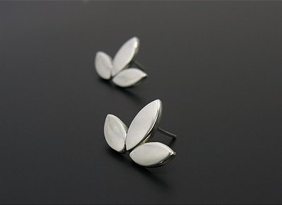 BRINCO FLOR DE LÓTUS SÓ PRATA