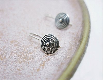 BRINCO GANCHO ESPIRAL MÉDIO PRATA