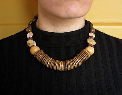 COLAR ÉTNICO COM COCO, BAMBU E MADEIRAS DIVERSAS