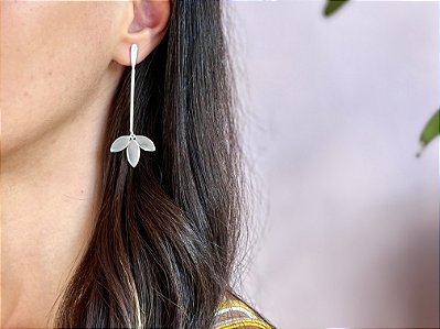 BRINCO PÊNDULO FLOR DE LOTUS PRATA