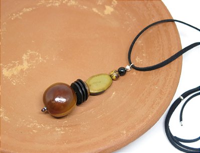 PÊNDULO ÉTNICO OLHO DE BOI E MADEIRAS DIVERSAS