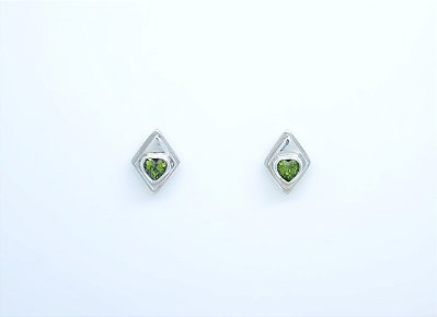BRINCO LOSANGO CORAÇÃO COM PERIDOTO