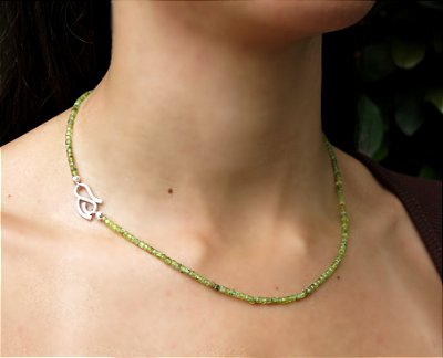 COLAR DELICADO QUADRADA PERIDOTO