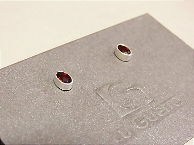 BRINCO PINO CAIXA GRANADA OVAL FACETADO GRANADA