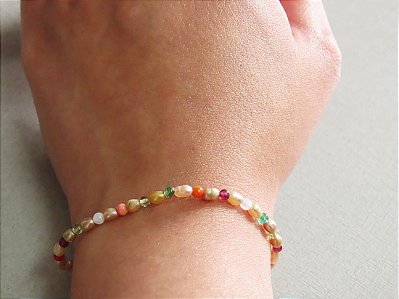 PULSEIRA INFANTIL PÉROLA E PEDRAS VARIADAS
