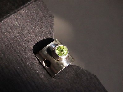 EAR CUFF PERIDOTO