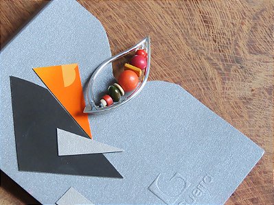BROCHE ÉTNICO FOLHA SEMENTES DIVERSAS