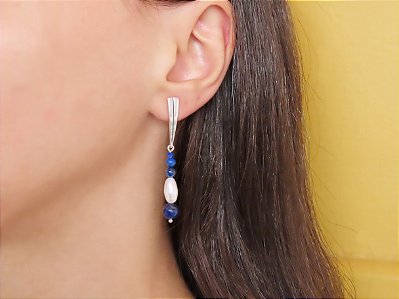 BRINCO IARA LONGO LÁPIS LAZULI E PÉROLA BIWA