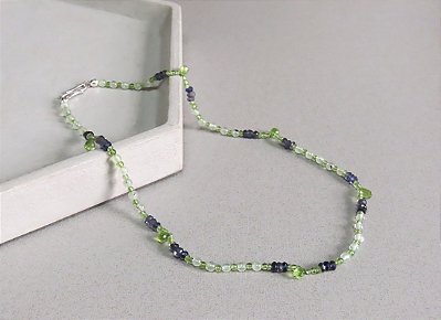 COLAR DELICADO PERIDOTO E SAFIRA