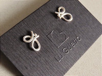 BRINCO MEIO TREVO SÓ PRATA