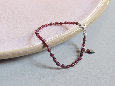 PULSEIRA GRANADA E HEMATITA COM PINGENTE