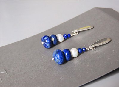 BRINCO TRILOGIA GOTA LAPIS LAZULI E PÉROLA LÁPIS LAZÚLI