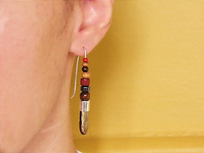 BRINCO ÉTNICO GANCHO FLAMBOYANT E MADEIRAS DIVERSAS