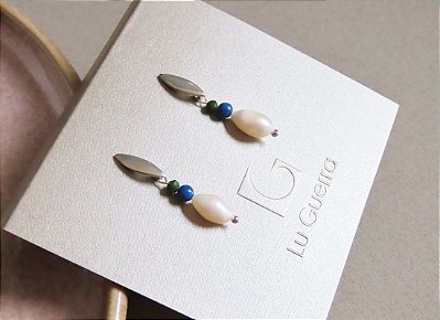 BRINCO NAVETE TRILOGIA PÉROLA E PEDRAS VARIADAS