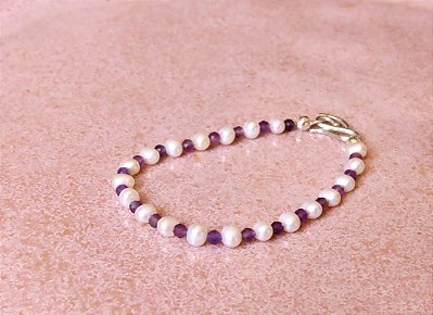 PULSEIRA DELICADA PÉROLA E AMETISTA