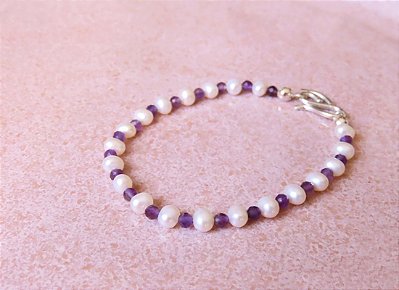 PULSEIRA DELICADA PÉROLA E AMETISTA PEROLA E PEDRA