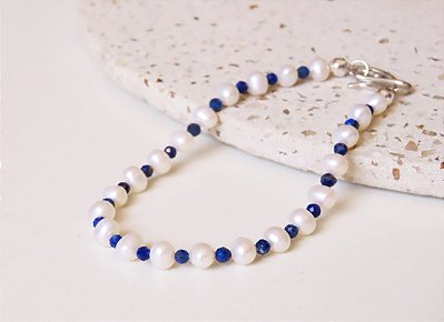 PULSEIRA DELICADA PÉROLA BIWA E LÁPIS LAZULI