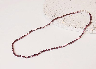 COLAR DELICADO HEMATITA E GRANADA