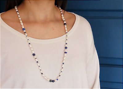 COLAR LUDICO PÉROLA BIWA E LÁPIS LAZULI
