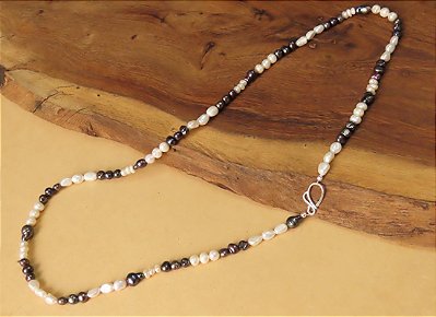 COLAR LÚDICO PÉROLA BIWA BRANCA E NEGRA