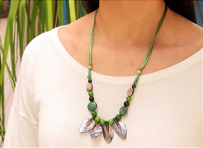 COLAR SEDA QUARTZO VERDE E MADREPÉROLA