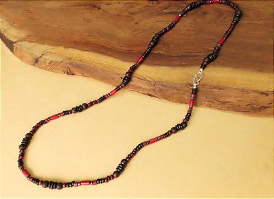 COLAR ÉTNICO LÚDICO HEMATITA E MADEIRAS DIVERSAS