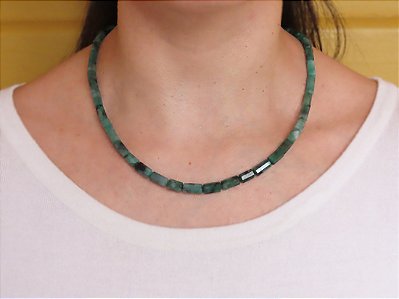 COLAR DELICADO COM ESMERALDA