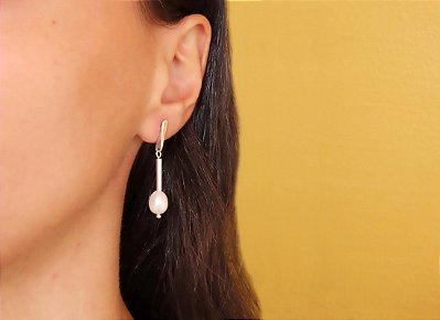 BRINCO EXCLAMAÇÃO PÊNDULO PÉROLA BIWA