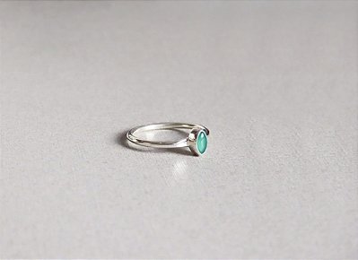 ANEL DELICADO COM QUARTZO VERDE