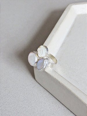 ANEL TRIO FLOR MADREPÉROLA E PÉROLA BIWA