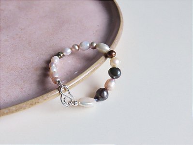 PULSEIRA DE PÉROLAS VARIADAS