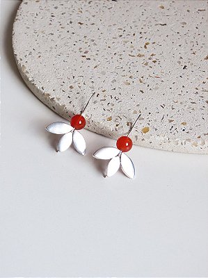 BRINCO GANCHO FLOR DE LÓTUS CORNALINA