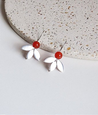 BRINCO GANCHO FLOR DE LÓTUS CORNALINA