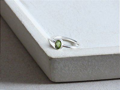 ANEL UNI OVAL PERIDOTO