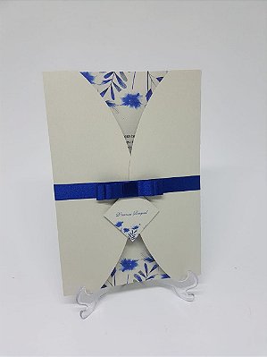 Convite de casamento azul moderno com flores