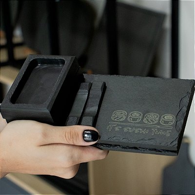 KIT PARA SUSHI PERSONALIZADO - 2 PRATOS RETANGULARES 10X20CM (ACAB. RÚSTICO), 2 MOLHEIRAS, 2 APOIOS PARA HASHI, 2 HASHI DE BAMBU - ARDÓSIA - COR GRAFITE