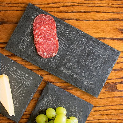 TÁBUA RETANGULAR CHEESE PERSONALIZADA - ARDÓSIA - COR GRAFITE  (INCLUSO LAÇO DE CETIM)
