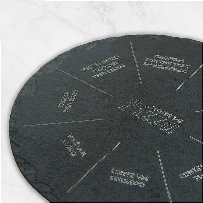 TÁBUA PARA PIZZA PERSONALIZADA - ARDÓSIA - COR GRAFITE  (INCLUSO LAÇO DE CETIM)