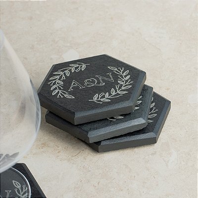 PORTA COPOS INICIAIS PERSONALIZADO - HEXAGONAL - ARDÓSIA - COR GRAFITE - KIT COM 4 UNIDADES (INCLUSO LAÇO DE CETIM)